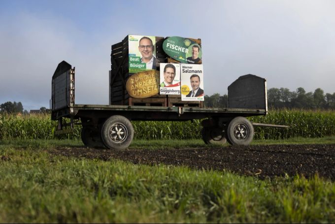 Wahlplakate der SVP-Nationalratskandidaten Beat Bösiger, Ruedi Fischer, Lars Guggisberg und Ständeratskandidat Werner Salzmann hängen auf einem Wagen bei einem Gemüsefeld, bei Ins BE. SVP Plakate Wahlen 2023