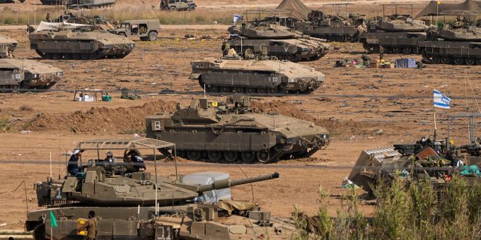 Israelische Panzer nahe der Grenze zum Gazastreifen im Süden Israels. israel krieg