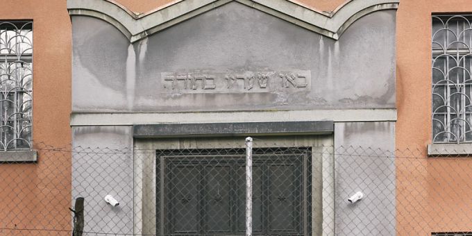 Überwachungskameras am Eingang der Synagoge der Israelitischen Religionsgesellschaft Zürich (IRGZ). (Archivbild) Überwachungskameras am Eingang der Synagoge der Israelitischen Religionsgesellschaft Zürich (IRGZ). (Archivbild)