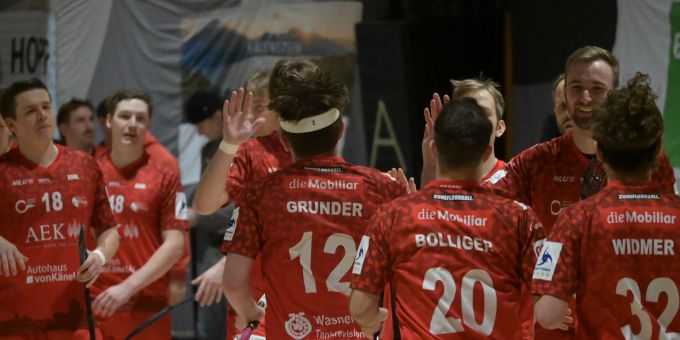 Die Thuner jubeln gegen Limmattal über den sechsten Sieg in Folge. UHC Thun Jubel