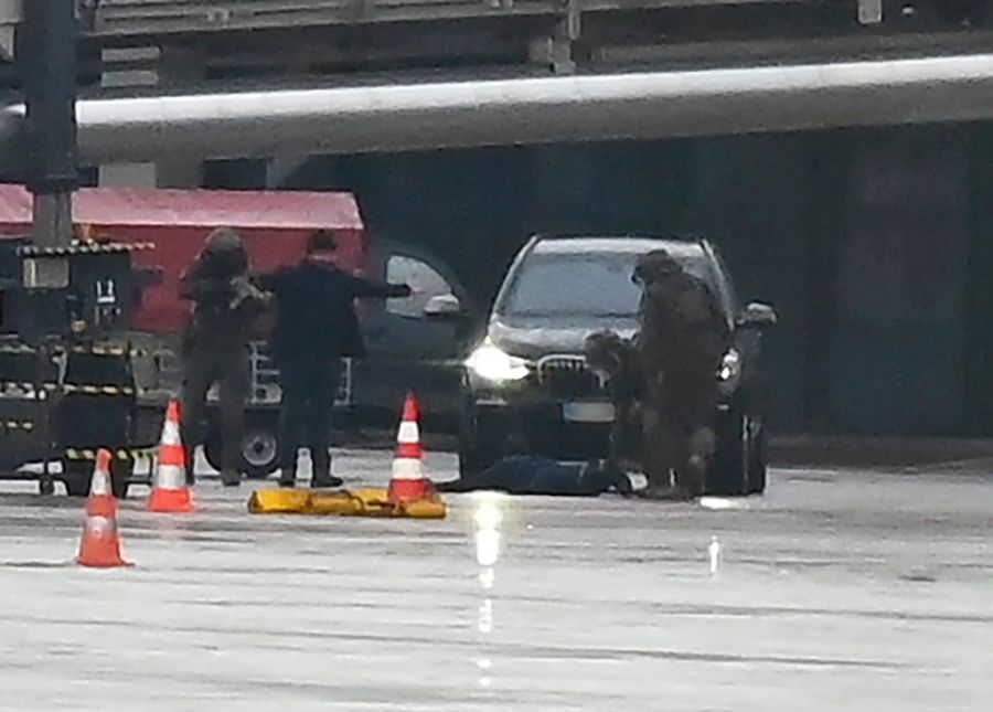 Am Sonntagnachmittag gab der Geiselnehmer schliesslich auf, übergab seine Tochter der Polizei und liess sich festnehmen.