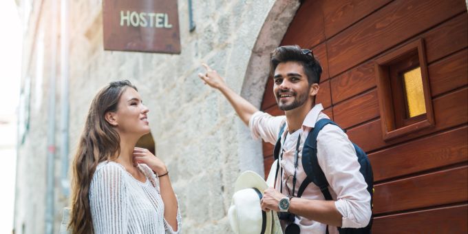 Viele Hostels bieten organisierte Events und Touren an. Mann Frau vor Hostel