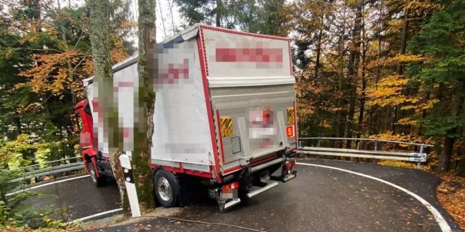 Welschenrohr: Lastwagen steckengeblieben