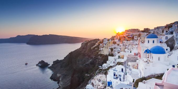 Die griechische Insel Santorini mit einem Kreuzfahrtschiff besuchen? Im neuen Jahr wird in Griechenlands stark frequentierten Häfen eine Touristengebühr erhoben. Santorini