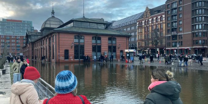 Der Fischmarkt in Hamburg, Deutschland, stand am Montag leicht unter Wasser. hamburg fischmarkt unter wasser