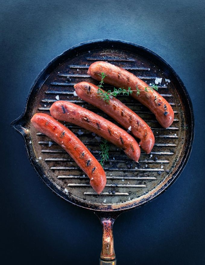 Es gibt zahlreiche feine pflanzliche Alternativen zu Würstchen, Burger und Co. Vegane Würstchen
