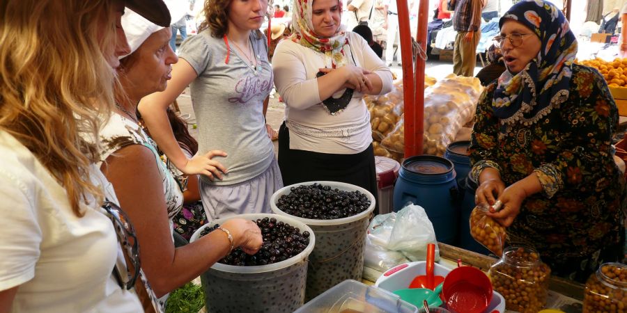 Lokale Olivenverkäuferin mit ihren Kunden in der Türkei.