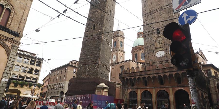 Der mittelalterliche Turm Garisenda (l.) in der Innenstadt von Bologna. Foto: Michele Nucci/LaPresse/AP/dpa