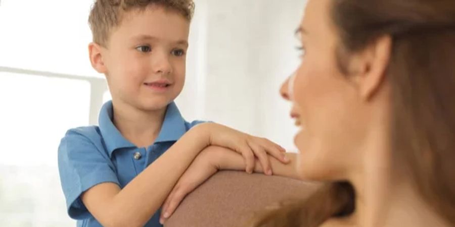 Auch bei Kleinigkeiten sollten Eltern ihren Kindern ernsthaft und interessiert zuhören.
