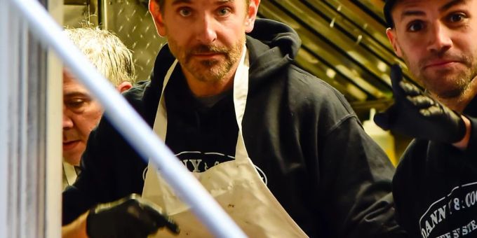 Bradley Cooper beim Cheesesteak-Verkauf in New York City. bradley cooper