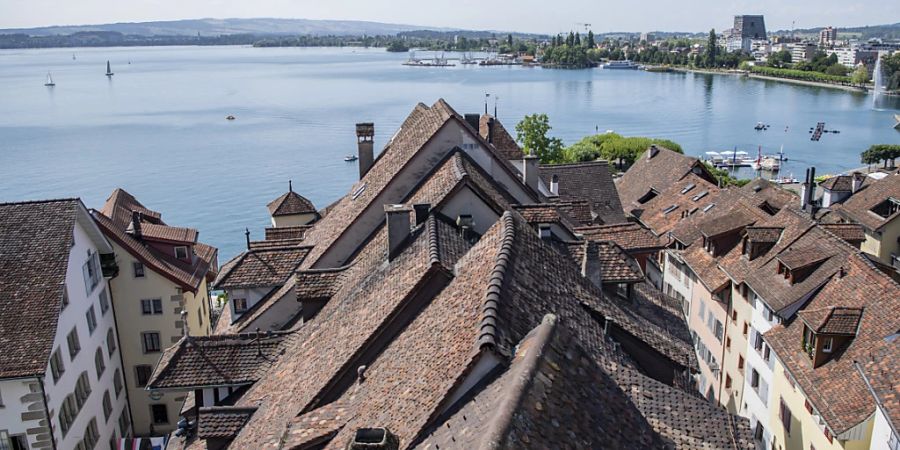 Der Kanton Zug ist laut einer UBS-Studie der wettbewerbsfähigste Kanton der Schweiz. Sicht vom Zytturm über die Dächer der Altstadt von Zug. (Archivbild)