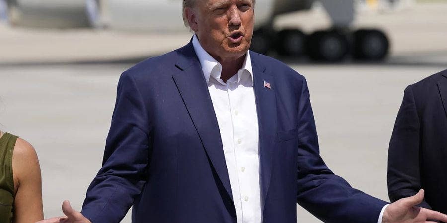 Donald Trump, Präsidentschaftskandidat der republikanischen Partei und ehemaliger Präsident der USA, am Flughafen. Foto: Charlie Neibergall/AP