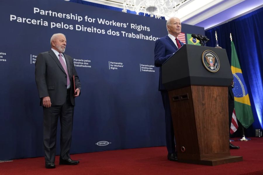 US-Präsident Biden (r.) und der brasilianische Präsident Lula verkünden in New York den Beginn einer Partnerschaft für Arbeitnehmerrechte.