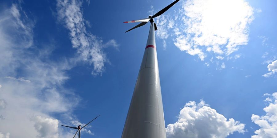 Windräder dürfen in NRW unter strengen Voraussetzungen näher an Wohnhäuser heranrücken.