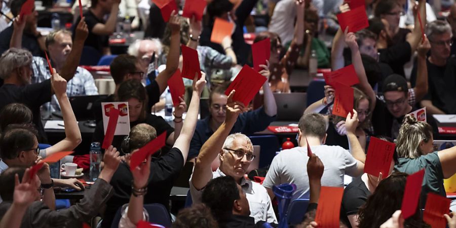 Die Mitglieder der SP haben am Samstag in Biel einen neuen Anlauf für eine Einheitskrankenkasse beschlossen.  Quelle: KEYSTONE Fotograf: PETER SCHNEIDER Restriktionen: © KEYSTONE / PETER SCHNEIDER