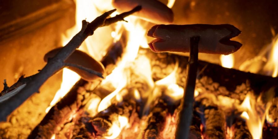 Mehrere Kantone haben nach den Regenfällen der letzten Tage das Feuerverbot im Freien und im Wald aufgehoben. Es darf demnach an dafür eingerichteten Picknickplätzen wieder grilliert werden. (Archivbild)
