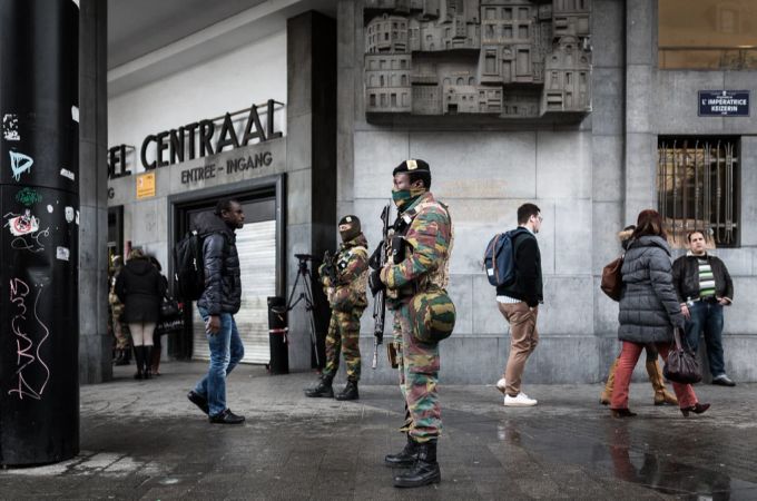 Nach den Anschlägen markierte das belgische Militär Präsenz in Brüssel. Brüssel