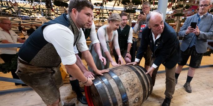 Auftakt zum Oktoberfest. Mitarbeiter bringen das Bierfass für den Anstich in das Festzelt. Oktoberfest