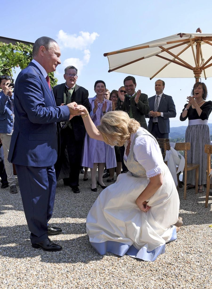 Die damalige Aussenministerin Karin Kneissl und der russische Präsident Wladimir Putin im August 2018.