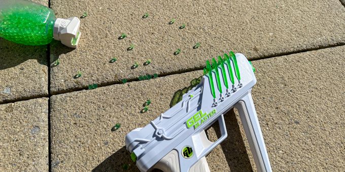 Mit dem Surge verspricht Gel Blaster den Spass von Paintball - ohne die Schmerzen und Sauerei. Gel Blaster Surge