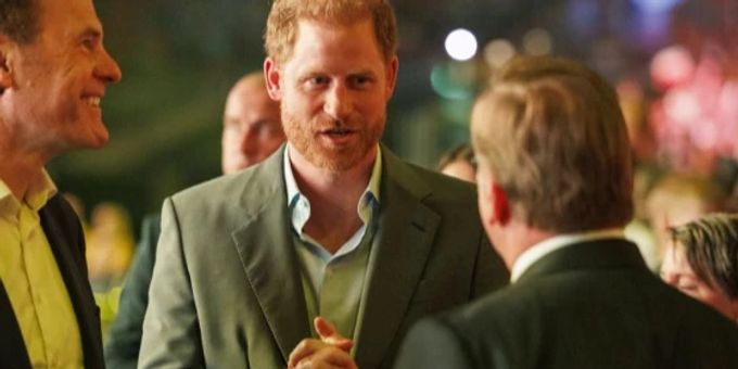 Vor Tausenden - Prinz Harry stichelt gegen Meghan Markle