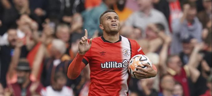 Carlton Morris beim Saisonauftakt der Premier League. Britain Soccer Premier League