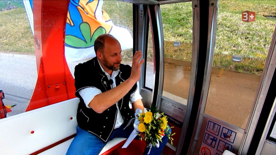 Andreas winkt seinen beiden potenziellen Hofdamen zu.