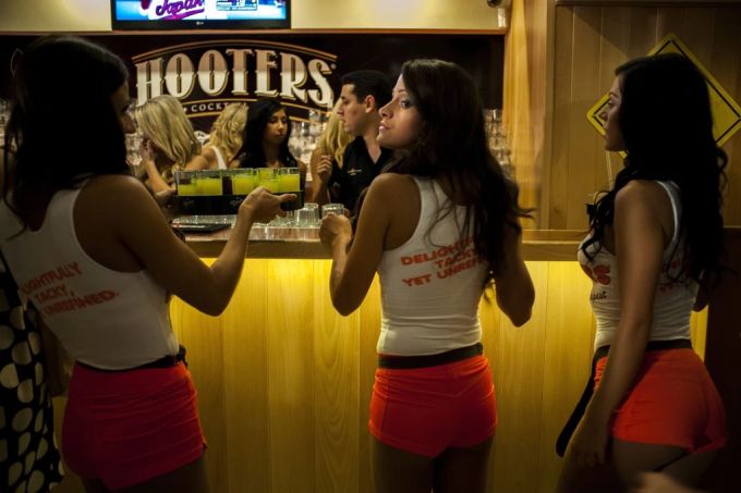 Die Hooters-Filiale in Zürich muss nach 16 Jahren schliessen. (Symbolbild) Hooters