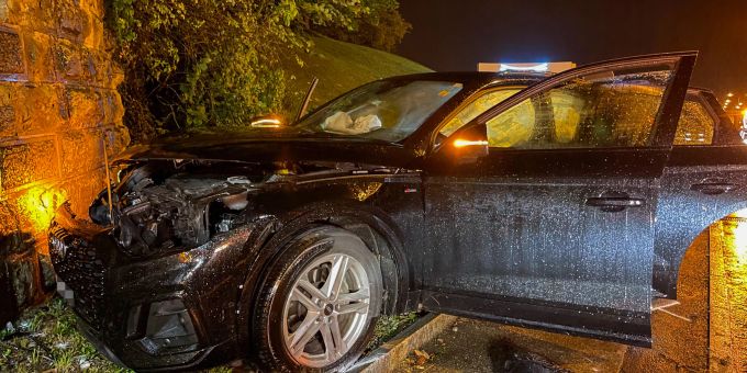 St.Gallen - Bei Unfall in Mauer gekracht