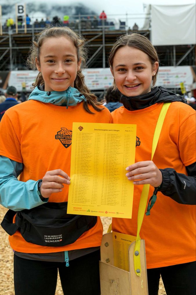 Rahel (l) und Ann (r) verkaufen Ranglisten nach jedem Gang.