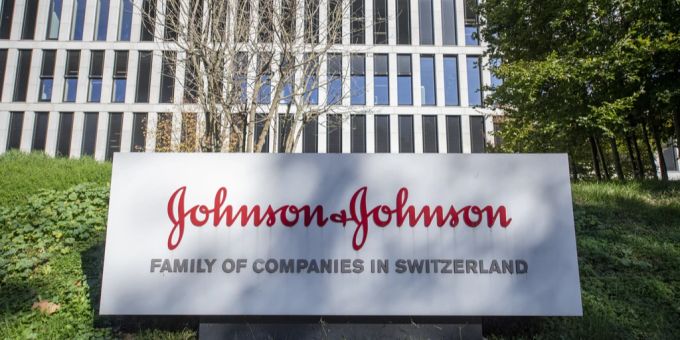 Johnson & Johnson hatte erst im Jahre 2022 noch 200 neue Stellen in der Schweiz geschaffen. Johnson & Johnson Schild