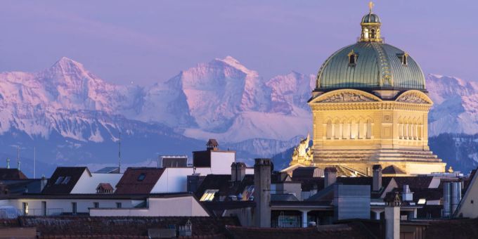 Märchenhaft schön: Das Bundeshaus vor dem Alpenpanorama. Bundeshaus Alpen Nacht