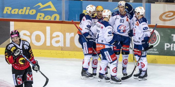 Die ZSC Lions feiern einen Treffer gegen den SCB in der National League. SCB ZSC Lions