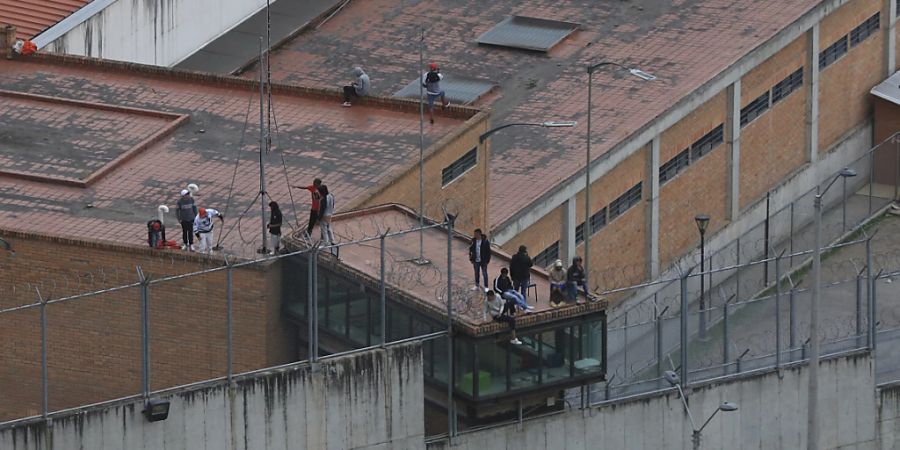 In Equador wurden Dutzende Gefängniswärter und Polizisten von den Insassen entführt und als Geisel genommen. Foto: Xavier Caivinagua/AP/dpa