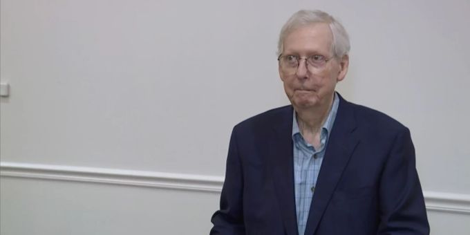 US-Senator McConnell schien kurz zu erstarren und war nicht in der Lage, die Frage eines Reporters während einer Pressekonferenz in den USA zu beantworten. us senator