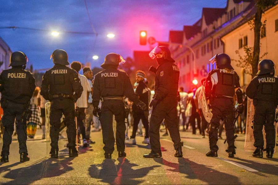 Bis zu 200 Personen hätten Teilnehmende der Veranstaltung und Polizisten mit Steinen und Flaschen angegriffen.