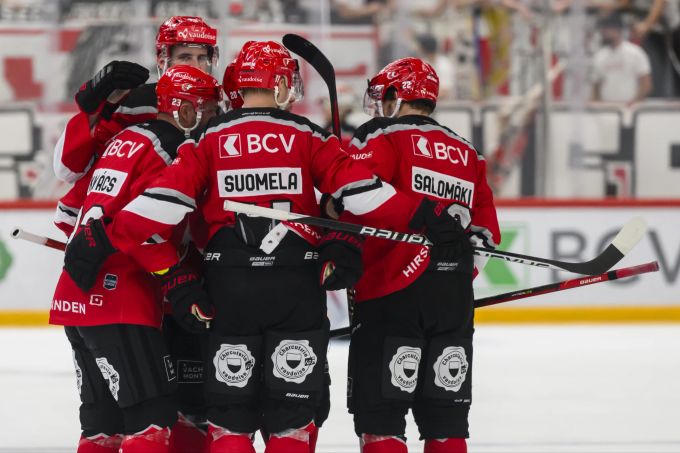 Die Spieler des Lausanne HC feiern ein Tor gegen die SCL Tigers in der National League. Lausanne SCL National League