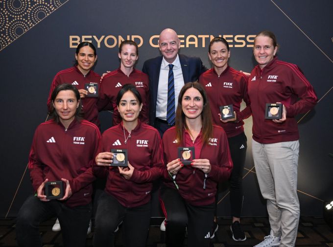 Gianni Infantino zeichnete die Schiedsrichterinnen – darunter Susanne Küng (hinten, 2.v.l.) und Esther Staubli (hinten r.) – in Sydney aus. FIFA WM Medaille Schiedsrichterinnen