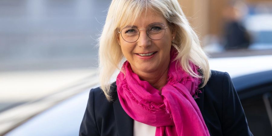 Bis zu 12 Stunden am Tag arbeiten - das sollte nach Ansicht von Bayerns Sozialministerin gerade in der Sozialwirtschaft freiwillig möglich sein.