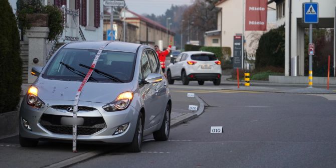 Auto auf Strasse Unfall