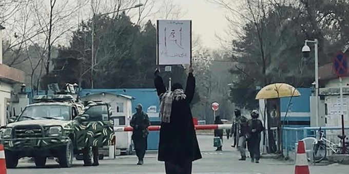 Marwa mit einem Plakat vor der Universität kabul Marwa mit einem Plakat vor der Universität kabul