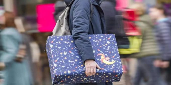 Nicht alle sind mit ihren Weihnachtsgeschenken zufrieden. Dann geht es ab zum Umtauschen in den Laden. (Symbolbild) geschenk