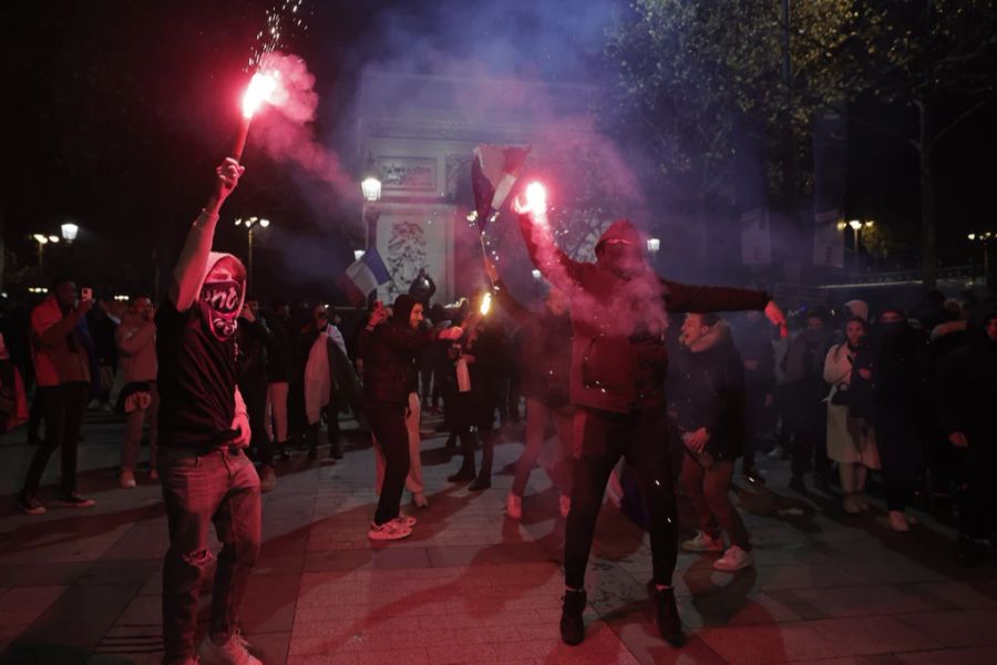 In Paris wird mit bengalischen Fackeln und Feuerwerk gefeiert.