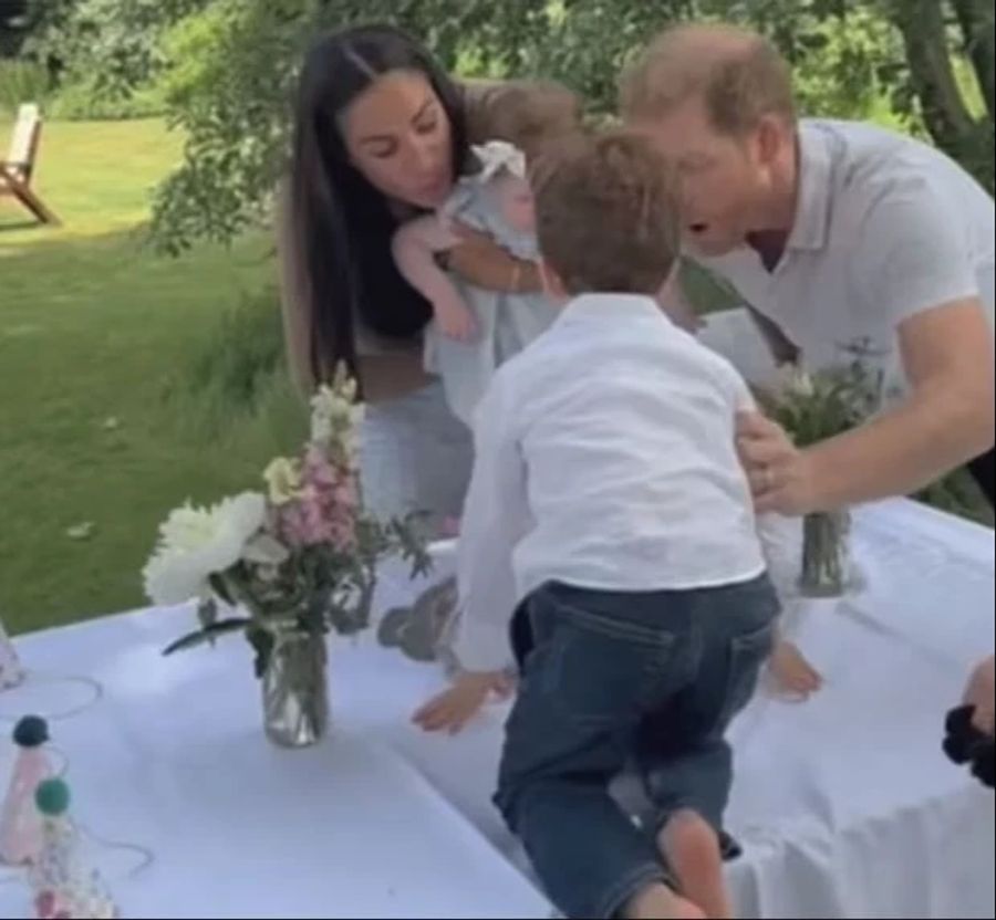 Lili feiert ihren ersten Geburtstag. Archie hilft der Schwester, die Kerzen auszublasen.