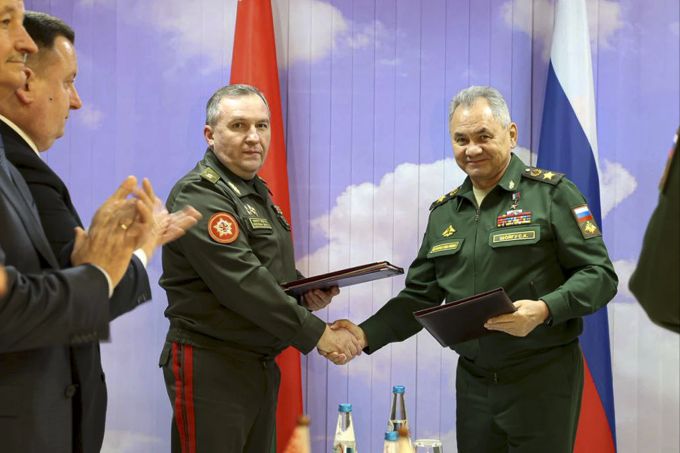 Der russische Verteidigungsminister Sergei Shoigu (rechts) und der belarussische Verteidiungsminister Viktor Khrenin treffen sich in Minsk, Belarus. Belarus Russia Military