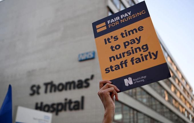 Die streikenden Pflegekräfte in Grossbritannien fordern höhere Löhne und bessere Arbeitsbedingungen. streik