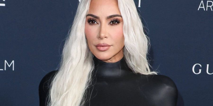 Kim Kardashian zeigt sich gerne in aufwendigen Looks.