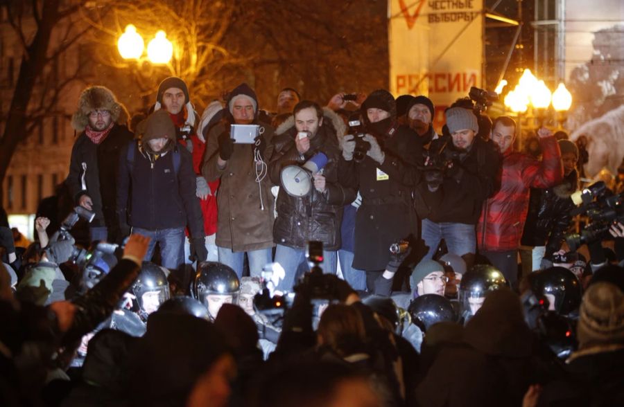 Ponomarew (mit Megafon) an einem Regierungsprotest in Moskau im Jahr 2012. Er war früher Politiker in Russland, heute lebt er im Exil in Kiew.