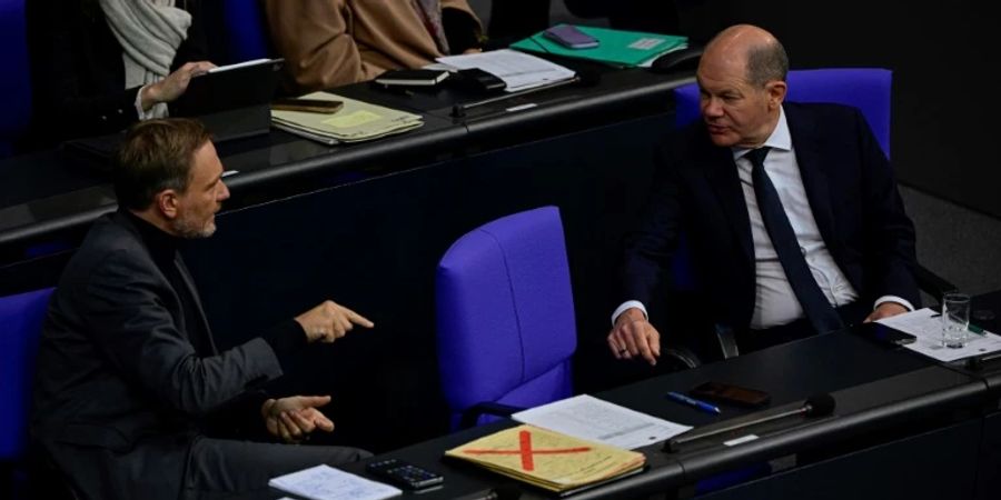 Scholz (rechts) und Lindner im Bundestag