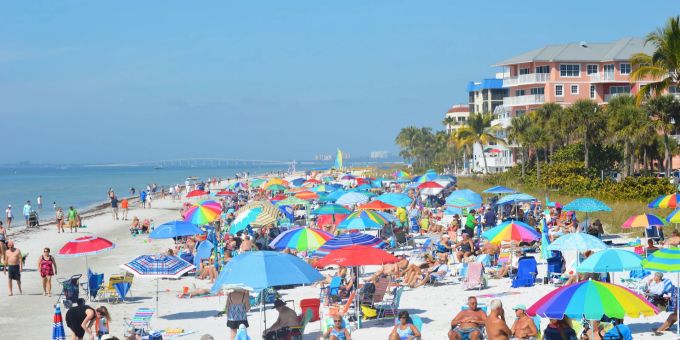 Fort Myers in Florida (USA) – vor dem Hurrikan Ian. Strand Gäste Meer Florida Sonne Hotels Beach USA